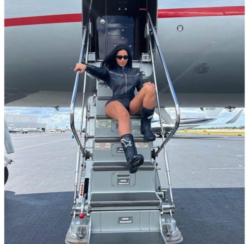 Kanye West presenteou sua namorada Chaney Jones com uma bolsa Hermès Birkin de US $ 275 mil e assistiu no Facetime como foi dada a ela Kanye West presenteou sua namorada Chaney Jones com uma bolsa Hermès Birkin de US $ 275 mil e assistiu no Facetime como foi dada a ela