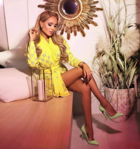 Os influenciadores russos estão furiosos porque a Chanel os impediu de comprar seus acessórios favoritos mesmo em Dubai.