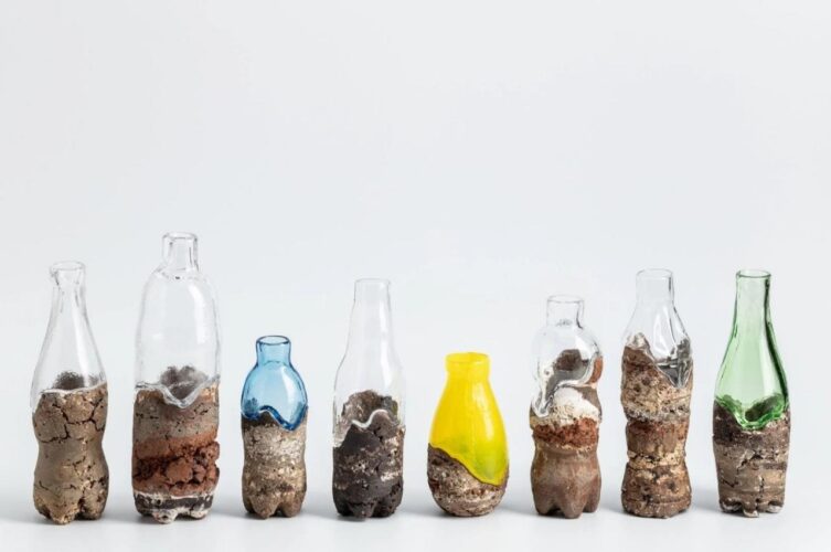 A coleção Fuwa Fuwa reinventa as garrafas plásticas como formas orgânicas