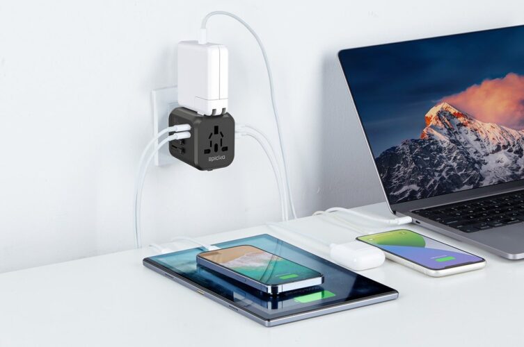 O minúsculo adaptador de viagem multifuncional com saída de 35,5 W carregará rapidamente seu telefone em mais de 200 países