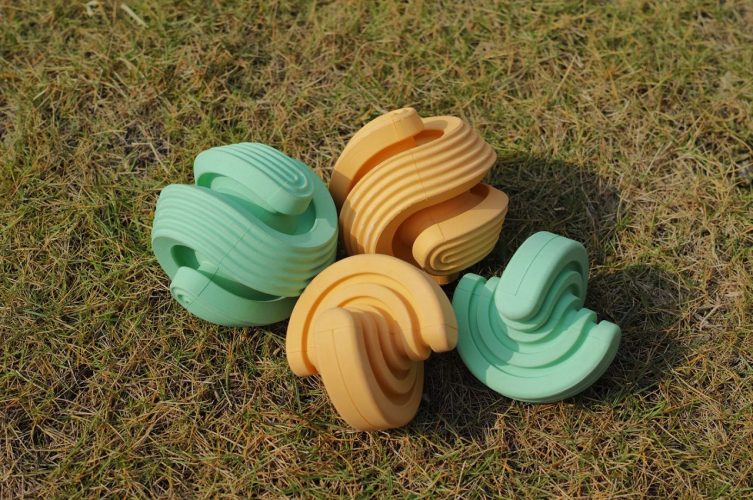 Este brinquedo para roer para cachorro adiciona um toque de geometria à hora de brincar do seu animal de estimação